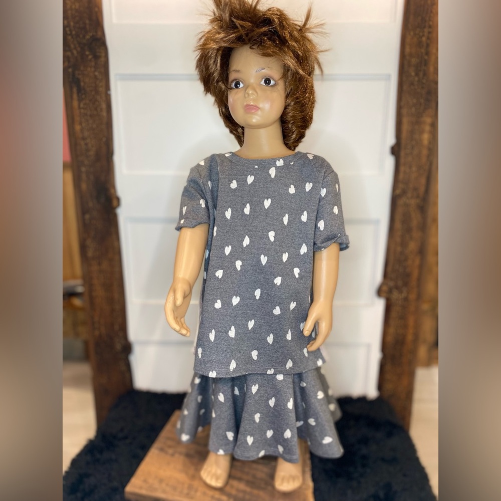 Kidpik Girls Two-Piece Outfit Shirt Size 12 & Skirt Size 10 Gray with Hearts & S